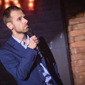 Ve svým stand-upech ovšem vtipně glosuje denní události, se kterými se jeho diváci mohou zcela ztotožnit - a od srdce se zasmát.