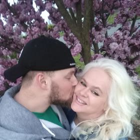 Monika Binias je po boku o pětadvacet let mladšího hokejisty Petra dokonale šťastná.