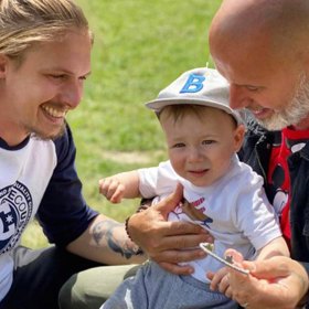 Honza a Jakub s vnoučkem Kubíčkem. Oba jsou dnes čtyřnásobnými dědečky.