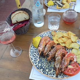 Na Lefkadě připravují krevety v nejrůznějších podobách. Nesmí chybět místní lahodné růžové víno.