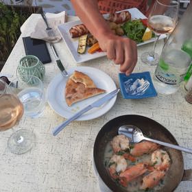 Populární je zde pita chléb coby příloha. Krevety jsem tentokrát nechala doplnit sýrovou omáčkou.