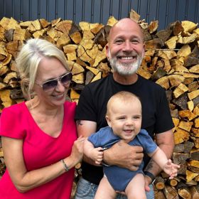 „S babičkou Ivetou máme od našich dcérenek a zeťáků vnoučátka čtyři. Sárinku, Kubíčka, Vikinku a nejmladšího Matyáška," píše Honza Gareth Musil k fotografii, na které pózuje se svým vnoučkem a svou bývalou ženou, se kterou má dodnes výborné vztahy.