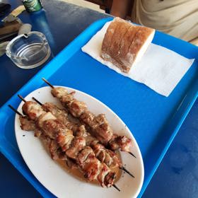 Pečené vepřové nebo kuřecí maso na špízu je souvlaki a naleznete ho téměř v každé plážové restauraci.