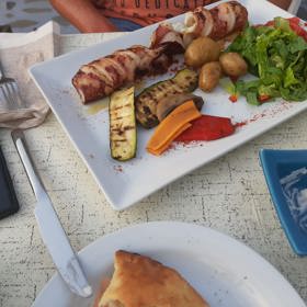 Grilovaná oliheň je také velký zážitek, ovšem jezte rychle - když vychladne, stává se gumovou.