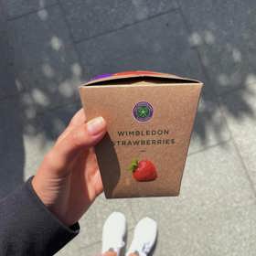 Ikonické jahody se smetanou si zde za jeden den dopřála hned třikrát.