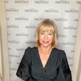 Herečku na červený koberec připravovali ve známém kadeřnickém salónu v Grandhotelu Pupp.