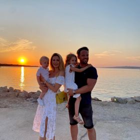 Sandra je maminkou dvou ratolestí a v období mateřské, kdy ji nevídáme na obrazovkách jakožto moderátorku zpráv na CNN Prima News, založila s manželem vlastní značku kosmetiky.