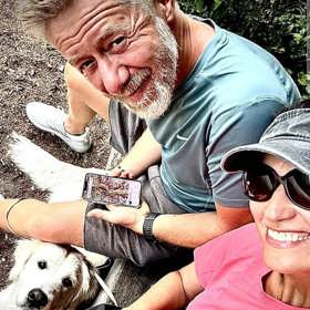 Společnost jim zde dělá jejich nerozlučná parťačka, dvouletá fenka retrívra Maybe.