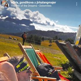 Pauzy mezi výlety do hor prokládá zamilovaný manželský pár pozorováním přírody.