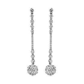 K rozpuštěným vlasům se krásně hodily dlouhé diamantové náušnice. Tyto si Petra také zapůjčila. 