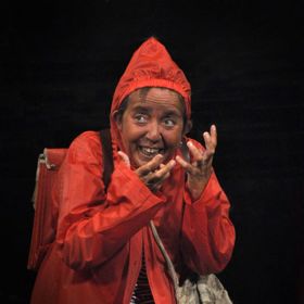 Představení bývají beznadějně vyprodaná - není se čemu divit, 165 minut Bára Hrzánová prakticky nezmizí z jeviště.