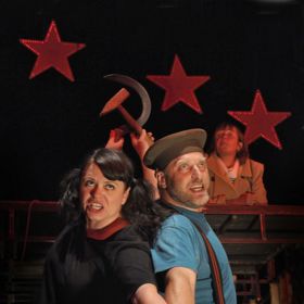 Na pozadí prostředí školy a divadla v jednom „nejmenovaném“ okresním městě se odvíjí sled komických příhod, trapných zážitků, drobných i větších neštěstí.