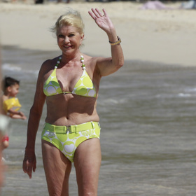 I v bikinách se cítila skvěle a mávala všudypřítomným fotografům. 