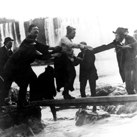 Přežila i Annie, jenomže tento kaskadérský kousek jí nevynesl kýžené bohatství.