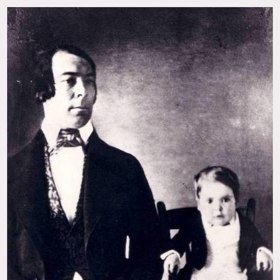 Tom Thumb se narodil průměrně vysokým rodičům. S růstem neměli problémy ani jeho sourozenci.