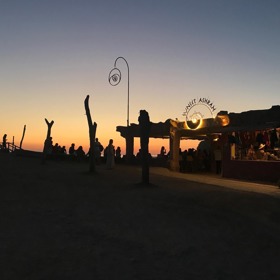 Pláž Cala Comte má největší kouzlo při západu slunce.