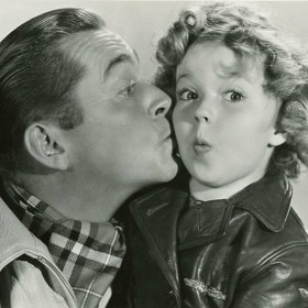 Shirley Temple patřila mezi největší dětské hvězdy Hollywoodu. Proto také čelila různým fámám.