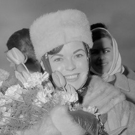 Když se Shirley Temple podařilo vymanit z osidel Hollywoodu, čekalo ji několikaleté manželství s alkoholikem Johnem Agarem.