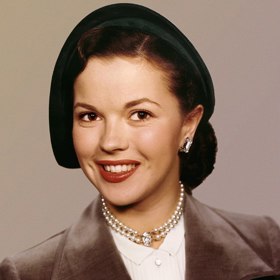 Jindy zase jedna žena usilovala Shirley Temple o život. Prý její dceři ukradla duši.