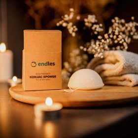 Zcela přírodní konjaková houbička plná minerálů, vitamínů a antioxidantů, která zastane práci hned několika kosmetických produktů a k jejímuž použití nepotřebujete víc než vodu. Endles by Econea, 110 Kč