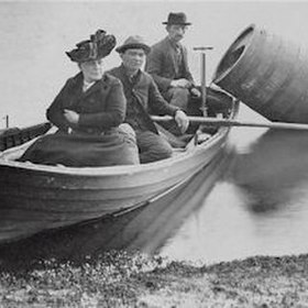 Annie Taylor se rozhodla sjet Niagarské vodopády v sudu, aby si přivydělala na klidný důchod.