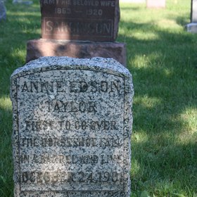 Annie Taylor, odvážná důchodkyně z Niagarských vodopádů, zemřela v naprosté chudobě.