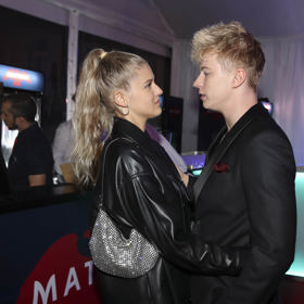 Natálie na něj také čekala v závěrečný den festivalu, kdy se Adam večer objevil na koncertním pódiu se skupinou Monkey Business.