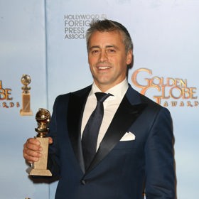 Matt LeBlanc slaví 25. července 2022 už 55. narozeniny. Díky seriálu Přátelé se stal jednou z nejznámějších tváří showbyznysu. Za seriál Epizody navíc získal Zlatý globus.