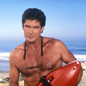 A oplatilo se. Na příběhy partičky záchranářů kolem Davida Hasselhoffa se každý týden dívala víc než miliarda lidí po celém světě. On sám si díky tomu přišel na jmění ve výši 100 milionů dolarů.