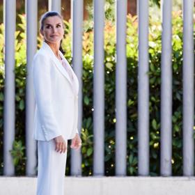 Královna tento outfit vynesla koncem června, kdy společně s první dámou USA Jill Biden navštívila v Madridu centrum pro uprchlíky.