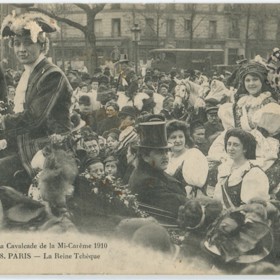 Stará francouzská pohlednice s první českou královnou krásy Růženou Brožovou.