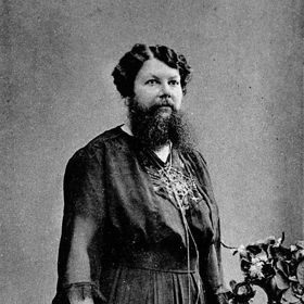 A dobře udělala. Jejich Kavárna u vousaté ženy neměla nouzi o zákazníky.