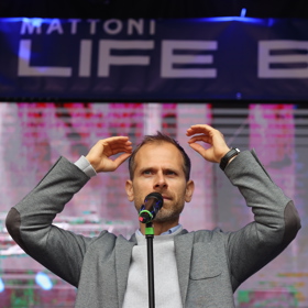 Jako performer je známý pod pseudonymem Rimmer.