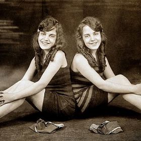 Srostlé byly boky a hýžděmi.