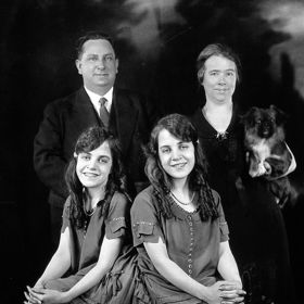 Nakonec skončily u Meyersových, kteří je zamykali a bili.