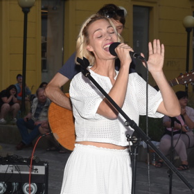 V současnosti Bára vsází na blond mikádo. 