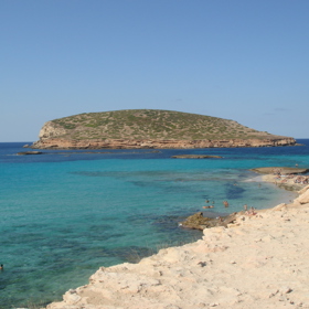 Na Cala Comte najdete tyrkysové moře a písčitou pláž, pro odvážnější jsou tu i útesy na skákání.