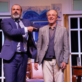 Jakmile si začne nahlas opakovat text, začne ho svědit nos do té míry, že není schopný zachovat chladnou tvář.