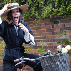 Herečka Petra Bučková v rozhovoru pro Lifee.cz říká, že obličejovou jógu sice necvičí denně, ale pokud ano, výsledky na sobě pozoruje prakticky okamžitě.