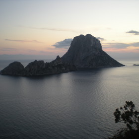 Na západním pobřeží vystupuje z moře Es Vedrà neboli Magnetická hora.