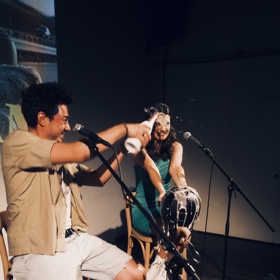 Mirai si během křtu neodpustil zkropit ani interpretku nového hitu.