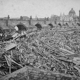 Povodeň z roku 1872 zničila protiledové zábrany Karlova mostu a do otvorů mezi oblouky nacpala rozbité vory a lodice. Tím vlastně vytvořila špunt, který způsobil stržení několika domů. 