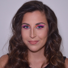 Aneta má krásné modré oči, a tak se vizážistka Diana rozhodla vsadit na výraznější barevné líčení, které je nádherně podtrhlo. A výsledek skutečně stojí za to. 