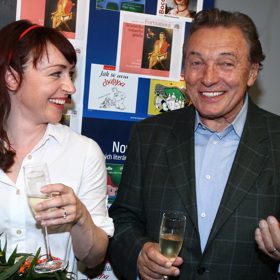 Ve společnosti se herečka několikrát osobně setkala s mistrem Karlem Gottem.