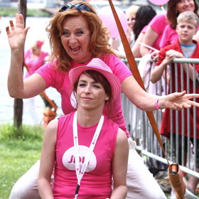 Takhle to Tatiana rozjížděla s kolegyní Simonou Stašovou na tradičním koncertu proti rakovině prsu.