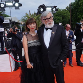 Jiří Bartoška s manželkou Andreou opět dokázali, že jsou sladěni nejen v názorech, ale také v šatníku. Andrea šaty doplnila šperky od ALO Diamonds v hodnotě přibližně jednoho milionu korun.