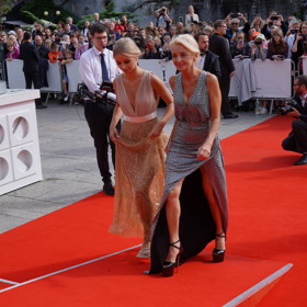 Na závěrečný ceremoniál přišly obě v blyštivých modelech. 