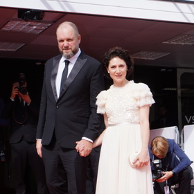 Herečka Martha Issová zvolila elegantní bílou róbu. Přišla - jako už tradičně - v doprovodu svého partnera Davida Ondříčka.