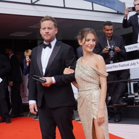 Pár vypadal spokojeně a závěrečný ceremoniál filmového festivalu si užíval.