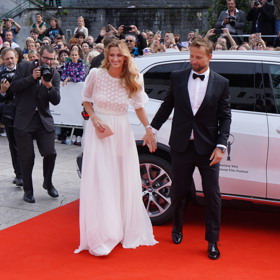 Petra Kvitová s partnerem Jiřím Vaňkem při příchodu na závěrečný ceremoniál MFFKV 2022. 